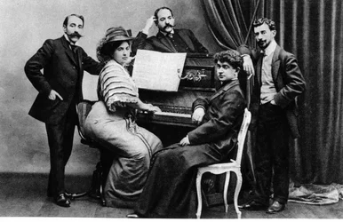 Photographie de groupe des membres des Apaches - (de G à D) Ricardo Vines, Madame et Monsieur Robert Mortier, Abbé Léonce Petit et Maurice Ravel, vers 1900